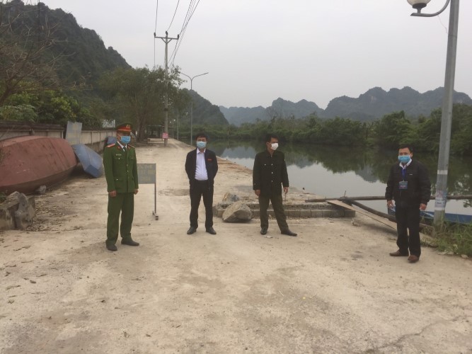 Lực lượng chức năng chốt chặn du khách tại chùa Hương.