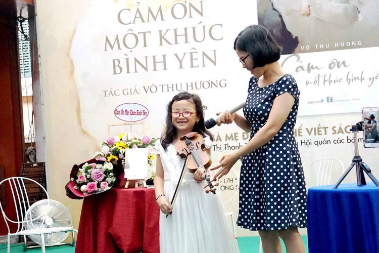 Nhà văn Võ Thu Hương cùng con gái - trong dịp ra mắt sách “Cảm ơn một khúc bình yên”.
