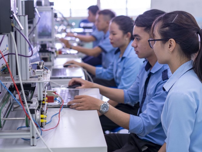 Sinh viên Trường Cao đẳng Nghề An Giang tích cực tham gia học tập trên máy.