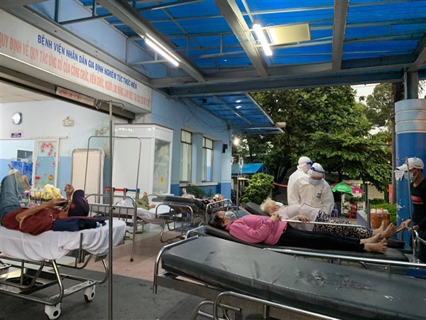 Các bệnh nhân bệnh thông thường đang được Bệnh viện Nhân dân Gia Định tiếp nhận, sơ cấp cứu.