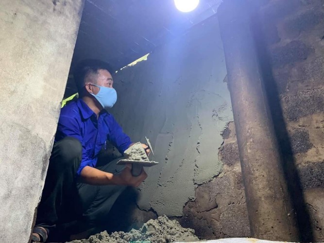 “Đội thợ 0 đồng” của xã Đức Ninh tổ chức sửa chữa nhà cho người dân trên địa bàn.