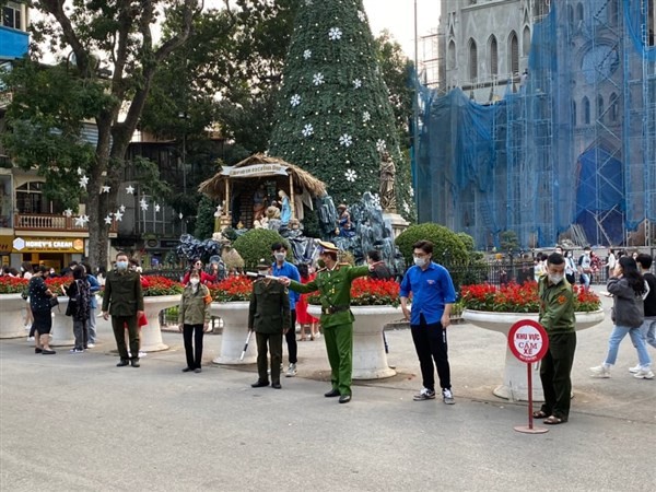 Lực lượng Công an quận Hoàn Kiếm ra quân đảm bảo đảm an ninh trật tự đêm Noel.