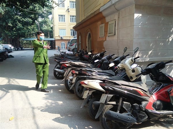 Số xe máy do Kiên và Hoàng trộm cắp bị Công an quận Tây Hồ bắt giữ.