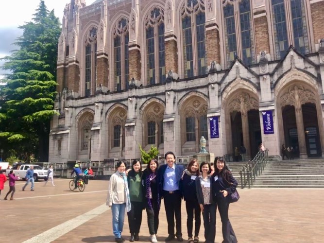 TS Bích Ngọc Turner cùng với các giảng viên tiếng Việt ở Mỹ bên Trường Đại học Washinton, nơi Bích Ngọc giảng dạy.