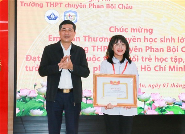 Ông Thái Văn Thành – Giám đốc Sở GD&ĐT Nghệ An trao quà khen thưởng, chúc mừng em Trần Thương Huyền.
