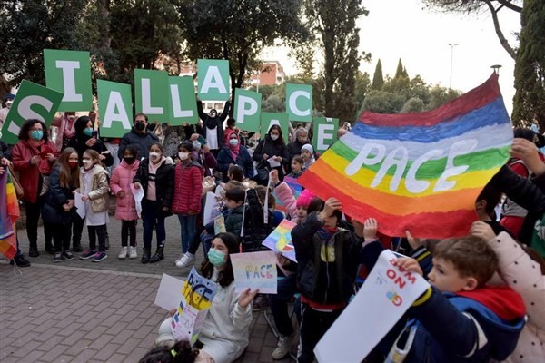 Học sinh Italy chào đón bạn học mới là trẻ tị nạn Ukraine.