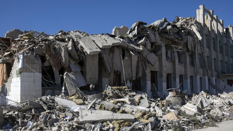 Một trường học tại Ukraine bị tàn phá trong cuộc chiến Nga – Ukraine.
