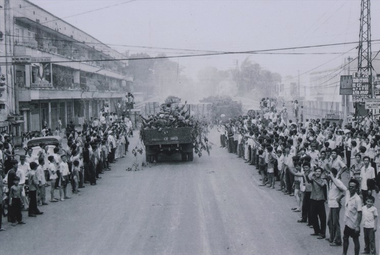 Nhân dân Sài Gòn ra đường đón quân giải phóng ngày 30/4/1975. Ảnhminh họa.