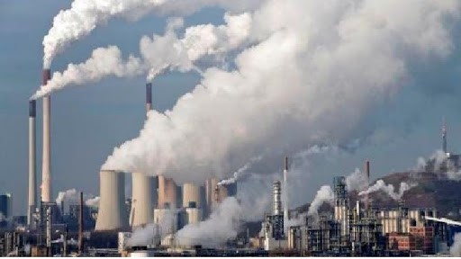 Khí thải từ công nghiệp khiến môi trường ngày càng tồi tệ.