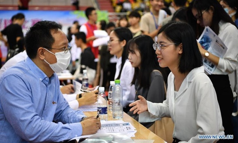 Sinh viên tham gia ngày hội việc làm tại một trường đại học Trung Quốc năm 2021.
