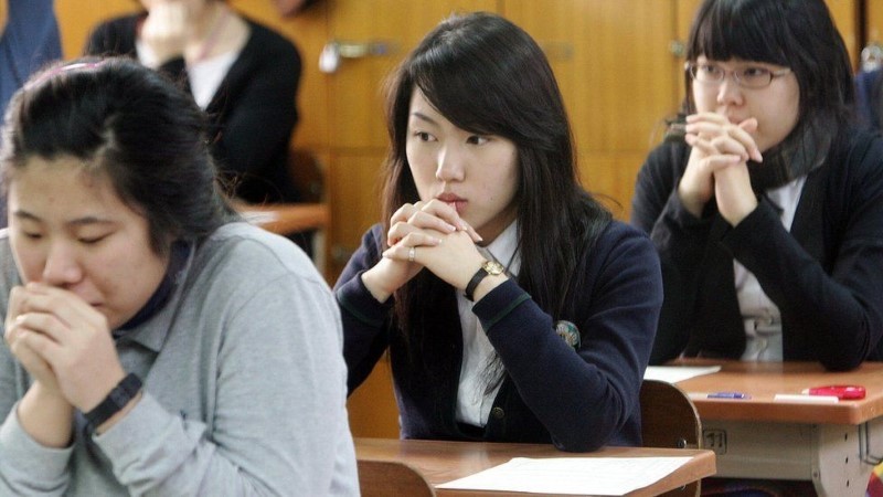 Học sinh Hàn Quốc tham dự kỳ thi tuyển sinh vào đại học.