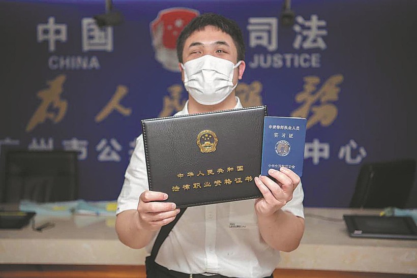 Pan Mingjing nhận chứng chỉ năng lực hợp pháp vào tháng 5.