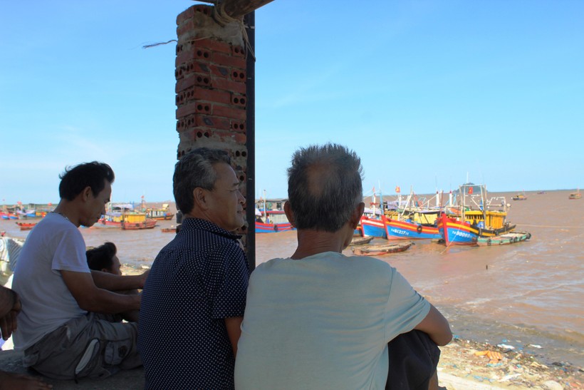 Nhiều người ở xã Ngư Lộc (Hậu Lộc, Thanh Hóa) ngậm ngùi lặng nhìn những con tàu không vươn mình ra khơi.