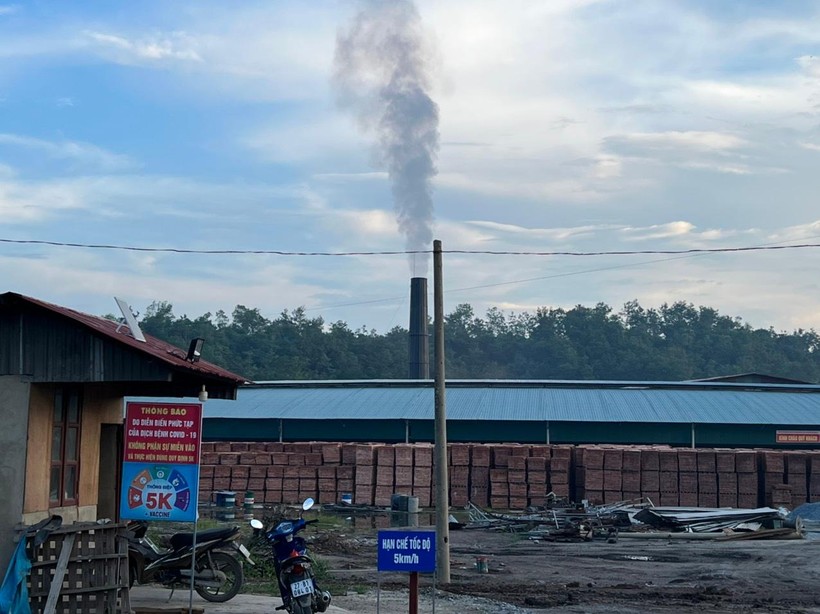 Dù còn chưa đủ thủ tục pháp lý song Nhà máy sản xuất gạch theo công nghệ lò xoay tuynel di động tại xã Thanh Xương, huyện Điện Biên vẫn ngang nhiên “nhả khói”