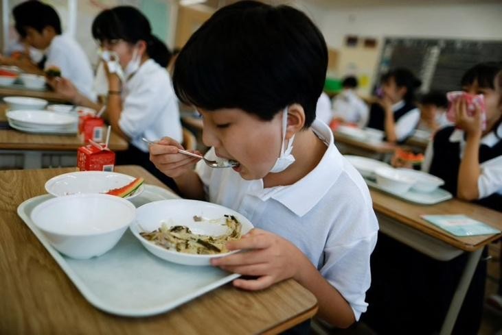 Học sinh tại Trường THCS Senju Aoba ở Tokyo, Nhật Bản, ăn trưa ngày 29/6.