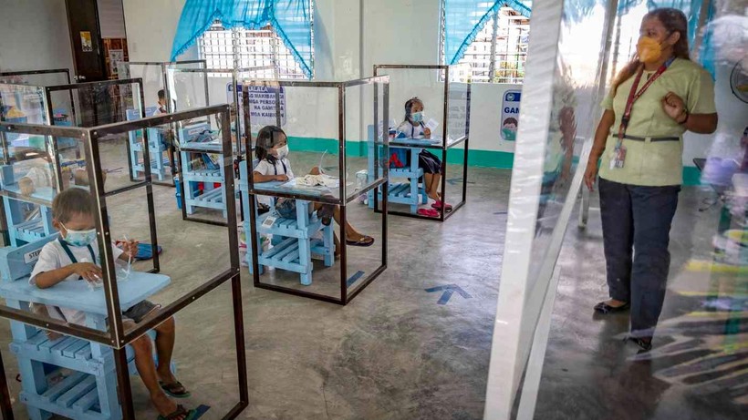 Một trường tiểu học tại Philippines thí điểm dạy học trực tiếp.