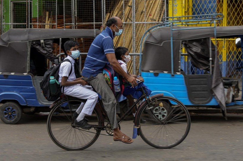 Phụ huynh Sri Lanka đưa con tới trường bằng xe đạp ngày 25/7 do thiếu nhiên liệu.