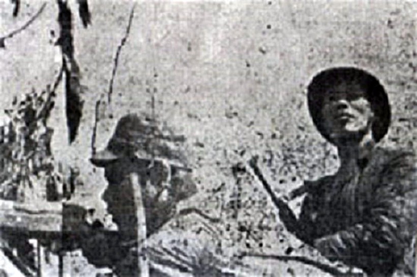 Nhà báo, nhà văn Bùi Nguyên Khiết (phải) trên chốt Lao Páo Chải.