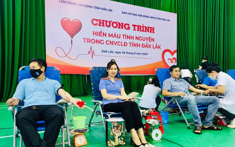 Người lao động tại Đắk Lắk nhiệt tình tham gia hiến máu tình nguyện năm 2022.
