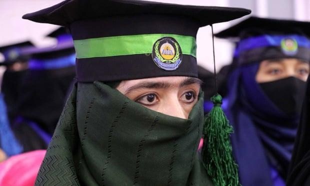 Một nữ sinh Afghanistan tốt nghiệp đại học.