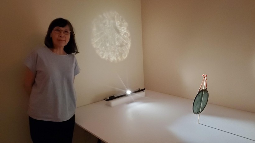 Tiến sĩ Hou-mei Sung và chiếc 'gương thần' phản chiếu hình ảnh Đức Phật trên tường.