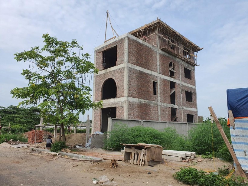 Căn biệt thự vượt tầng tại Làng Việt Kiều quốc tế đang hoàn thiện.