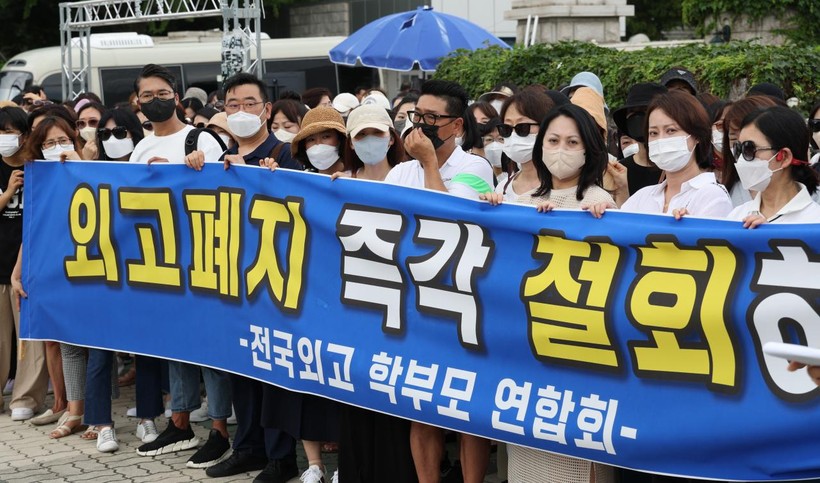 Phụ huynh Hàn Quốc phản đối kế hoạch đóng cửa trường ngoại ngữ.