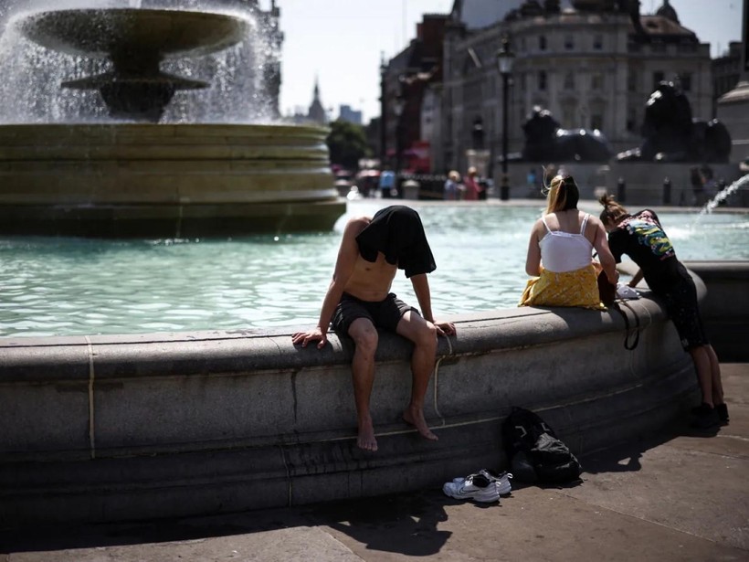Cư dân “thành phố mưa phùn gió bấc” London khổ sở vì sóng nhiệt bất ngờ.