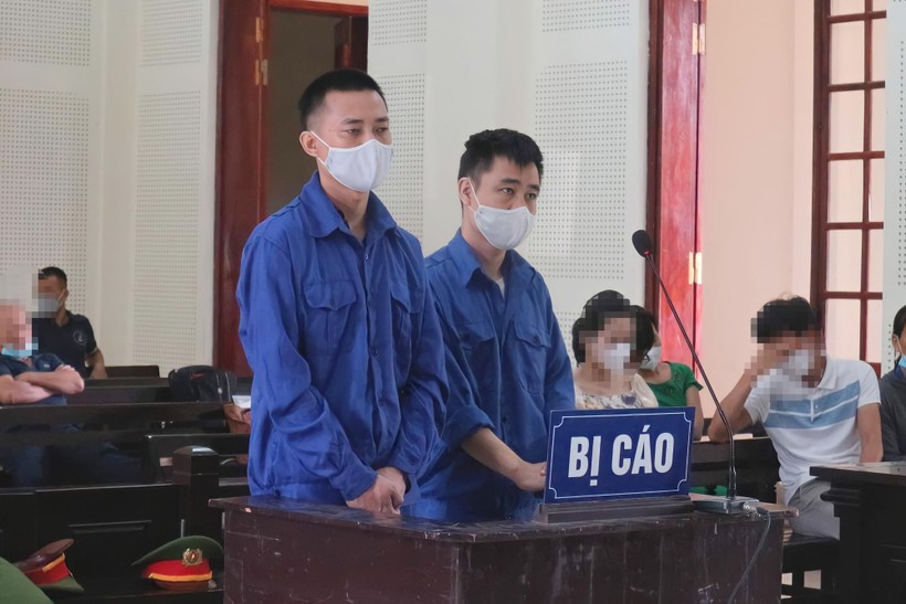Bị cáo Trần Anh Tuấn (phải) và Trần Văn Quân tại phiên tòa.