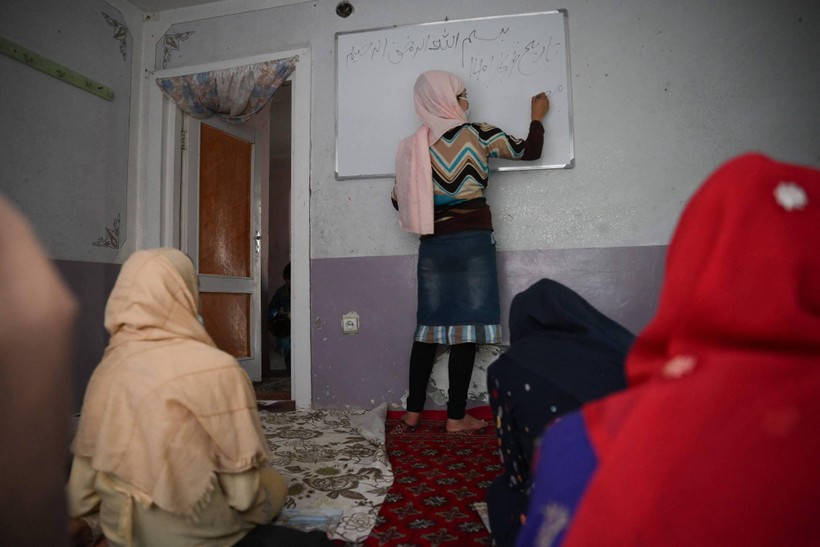 Bên trong một lớp học bí mật dành cho nữ sinh Afghanistan.