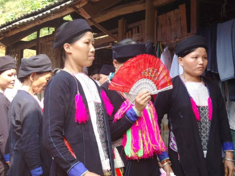 Với người Dao họ, trang phục được may từ tấm vải tự dệt mang những ý nghĩa rất quan trọng.