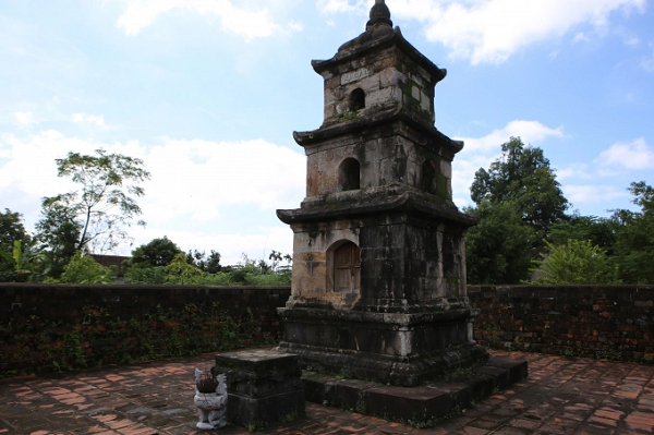 Tháp Cẩm Duệ là nơi thờ Lê Am, vị quan triều nhà Lê có nhiều công lao phục vụ triều đình. 