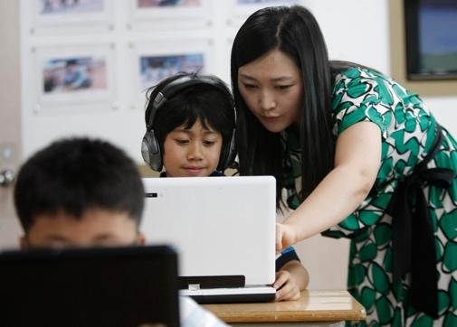 Học sinh Hàn Quốc làm quen với thiết bị kỹ thuật số.