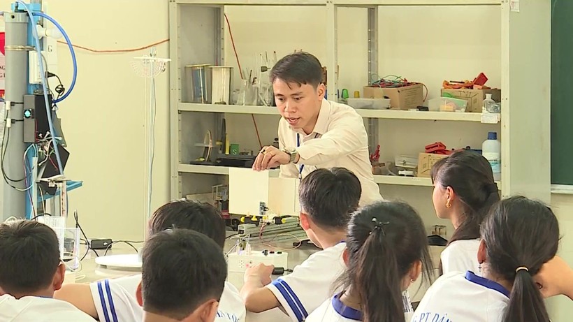 Thầy Lê Thanh Liêm – giáo viên Trường Phổ thông Dân tộc Nội trú Him Lam (Châu Thành A, Hậu Giang) và học trò trong giờ thực hành. Ảnh: NVCC