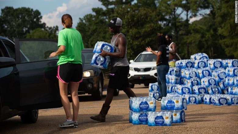 Người dân thành phố Jackson, Mỹ, sử dụng nước đóng chai vì thiếu nước sạch.