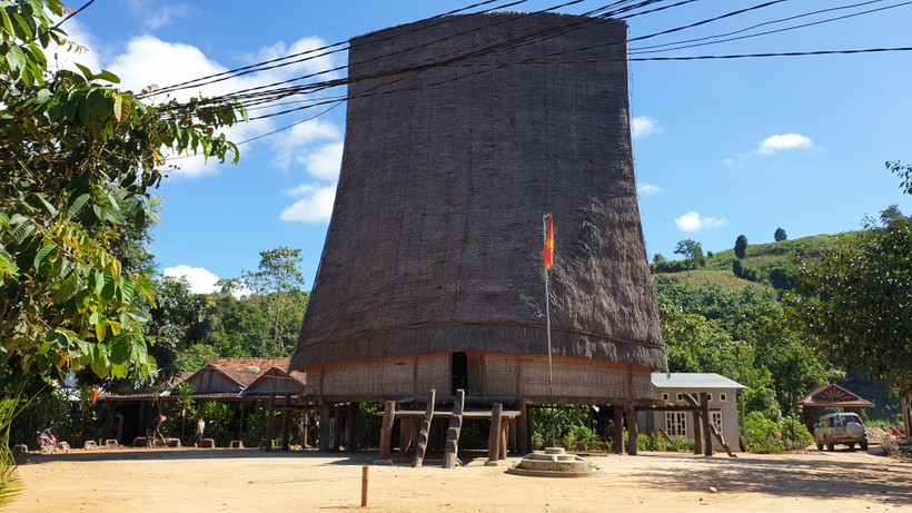 Căn nhà rông, nơi sinh hoạt cộng đồng của người Ba Na.