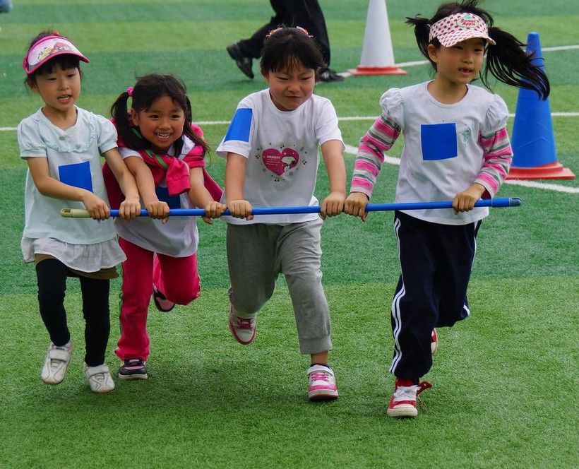Học sinh Hàn Quốc tham dự ngày hội thể thao.