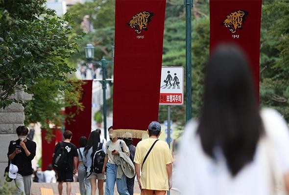 Các trường đại học Hàn Quốc giảm tuyển sinh vì tỷ lệ sinh giảm.