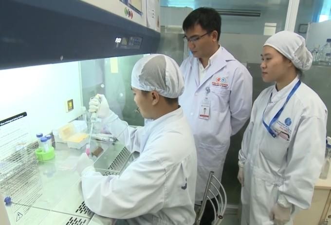 PGS.TS Phạm Văn Phúc (giữa) cùng nhóm nghiên cứu tế bào gốc tại Viện Tế bào gốc - Đại học Quốc gia TPHCM.