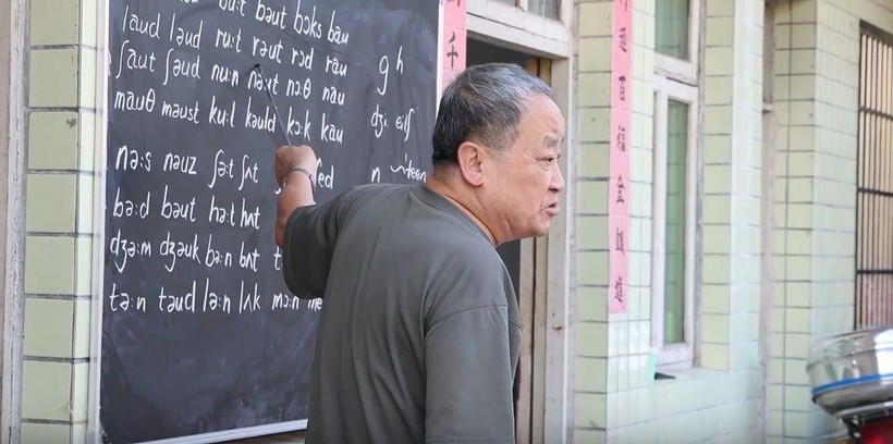 Thầy Liu dạy tiếng Anh miễn phí cho học sinh Zunyi.