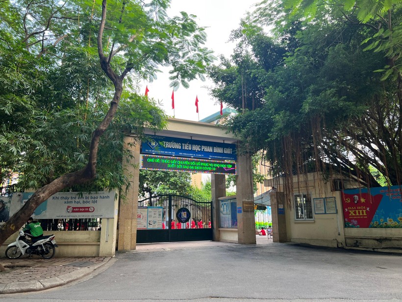 Khu vực cổng Trường Tiểu học Phan Đình Giót nơi đối tượng lạ gọi điện giả danh phụ huynh.