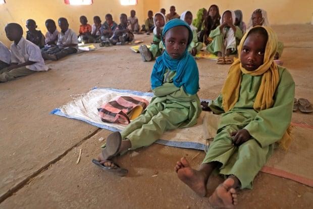 Một lớp học tại làng Hamada, phía Nam Darfur, thiếu cơ sở vật chất.