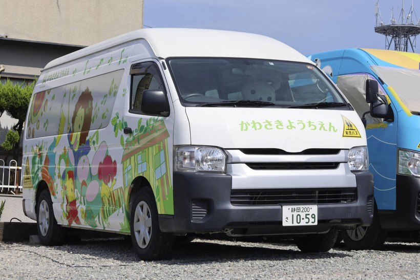 Xe bus đưa đón học sinh tại một nhà trẻ ở Nhật Bản.