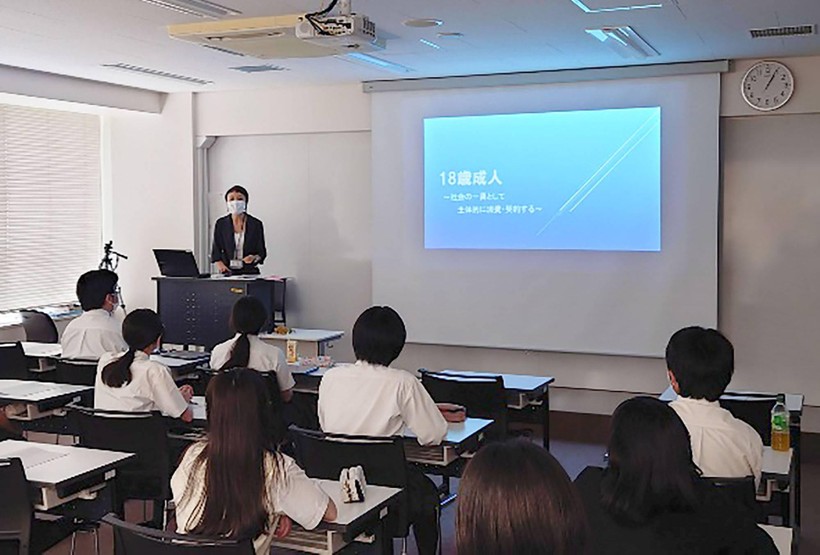 Một tiết học môn Tiếng Anh tại trường THCS ở Thủ đô Tokyo, Nhật Bản.