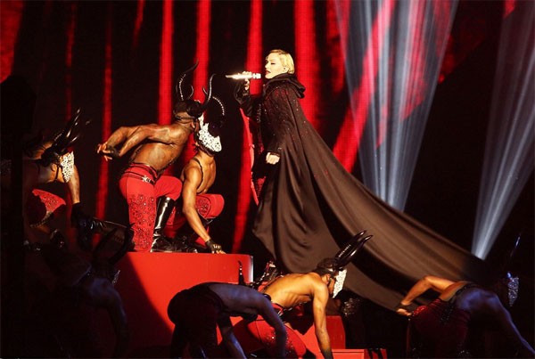 Madonna bị ngã lộn nhào trên sân khấu Brit Awards