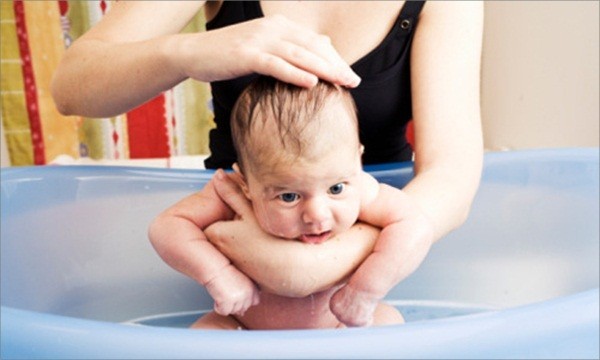 “Cẩm nang” tắm cho trẻ sơ sinh cha mẹ nào cũng nên biết