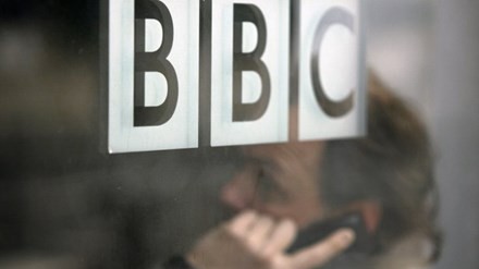 Phát thanh viên BBC bị đình chỉ vì chuyện… cho con bú