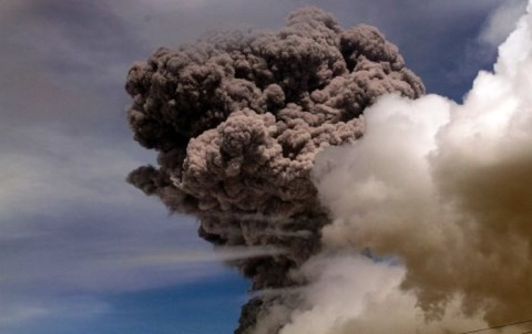 Núi lửa Cotopaxi “tỉnh giấc”, Ecuador ban bố tình trạng đặc biệt