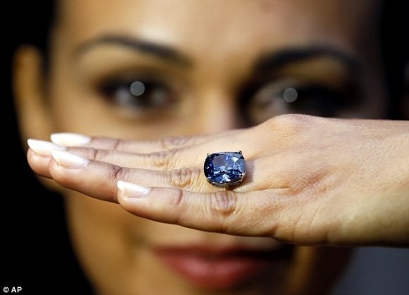 Lộ diện viên kim cương xanh cực hiếm trị giá nghìn tỷ