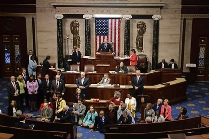 Mỹ: Biểu tình ngồi tại Hạ viện yêu cầu kiểm soát súng đạn
